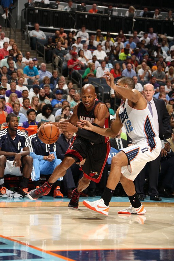 试图限制他 试图限制他